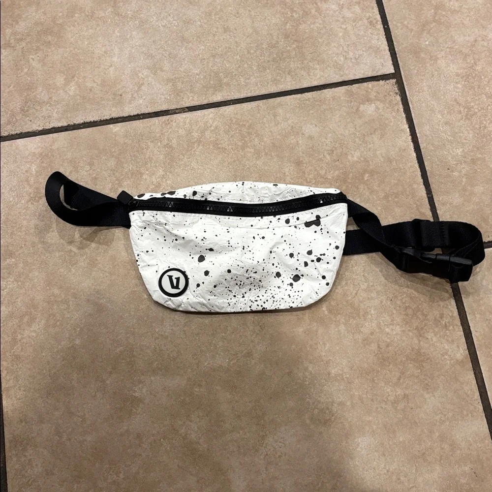 Vuori Aloha Mini Zip Black and White Fanny Pack Belt Bag - Picture 2 of 4